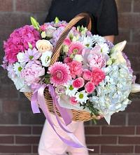 Композиция солнечный день в Гривенской Цветочная композиция из Розы, Хризантемы, Пионы и Лизиантусы в корзине в Гривенской