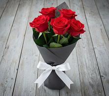 Букет 5 Красных роз Эдлесс Лав в Гривенской