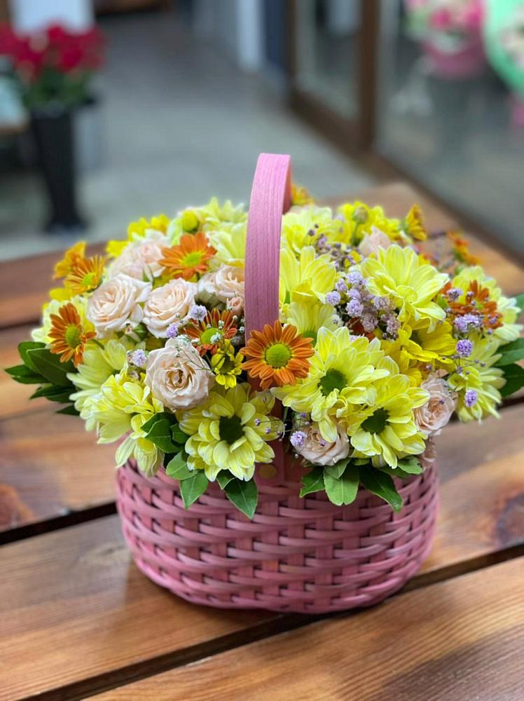 Цветочная композиция из Хризантемы и Розы в корзине в Гривенской