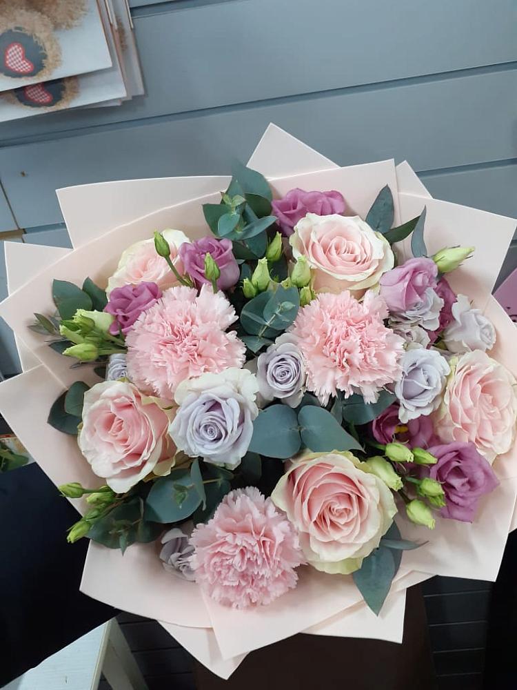 Букет цветов из: Розы, Гвоздики и Лизиантусы в Гривенской